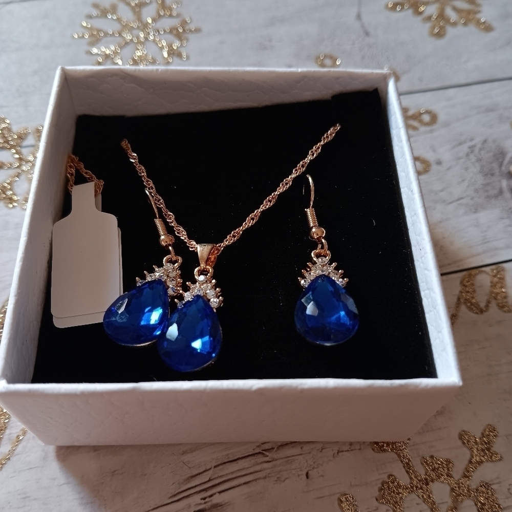 Necklace earrings set  gold plated pendant small diamonds created Nwt